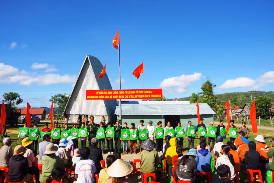 Lữ đoàn Thông tin 132 tặng quà và triển khai công tác dân vận tại xã Chư A Thai (huyện Phú Thiện). Ảnh: Vĩnh Hoàng