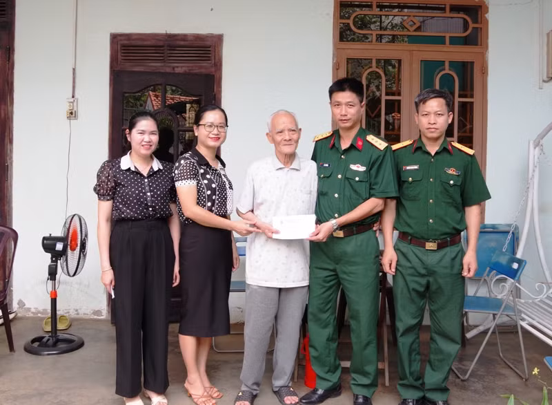 Lãnh đạo đơn vị tặng quà cho gia đình chính sách ở phường Thống Nhất (TP. Pleiku). Ảnh: Vĩnh Hoàng