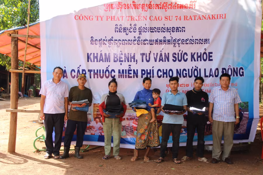 Cán bộ Công ty 74 tặng quần, áo cho người dân. Ảnh: Thiên Thanh