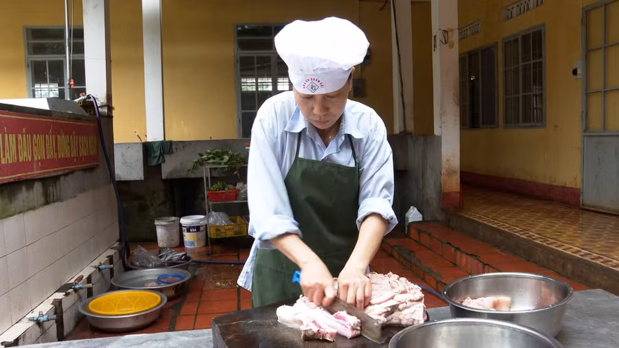 Chị Nguyễn Thị Nga đang chế biến thức ăn. Ảnh: Vĩnh Hoàng