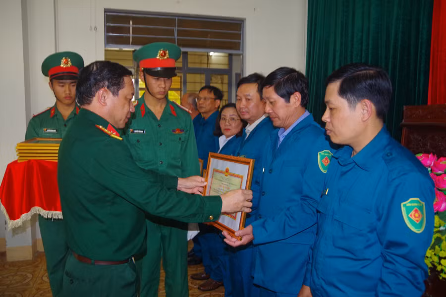 Lãnh đạo Bộ Chỉ huy Quân sự tỉnh tặng giấy khen cho các tập thể có thành tích xuất sắc. Ảnh: Vĩnh Hoàng Lãnh đạo Bộ Chỉ huy Quân sự tỉnh tặng giấy khen cho các tập thể có thành tích xuất sắc. Ảnh: Vĩnh Hoàng