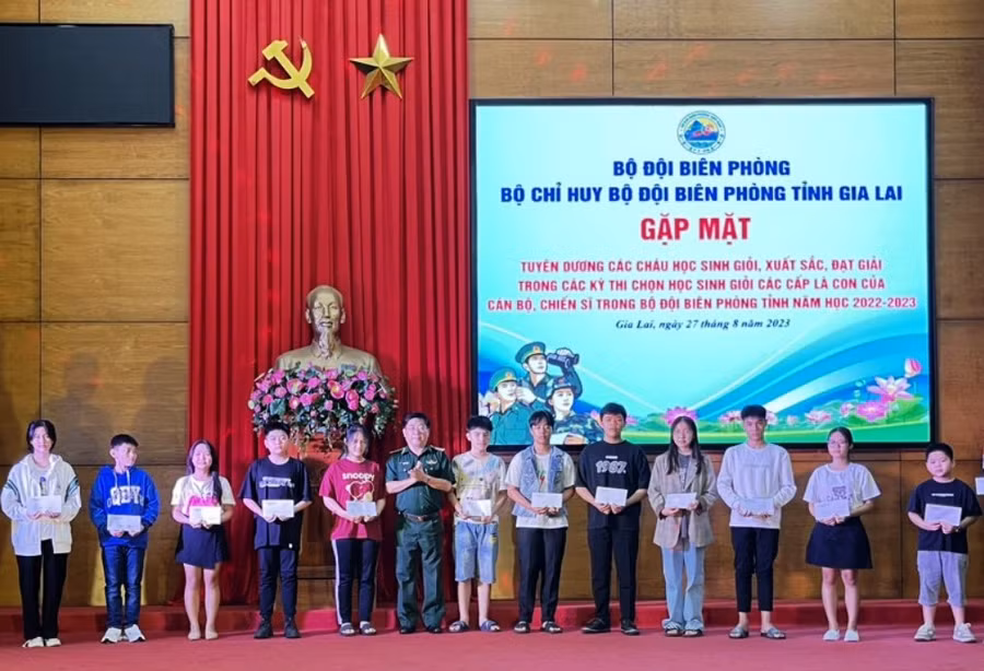 Đại tá Hoàng Xuân Hải-Chủ nhiệm Chính trị Bộ đội Biên phòng tỉnh tặng quà cho các cháu học sinh. Ảnh: Vĩnh Hoàng Đại tá Hoàng Xuân Hải-Chủ nhiệm Chính trị Bộ đội Biên phòng tỉnh tặng quà cho các cháu học sinh. Ảnh: Vĩnh Hoàng