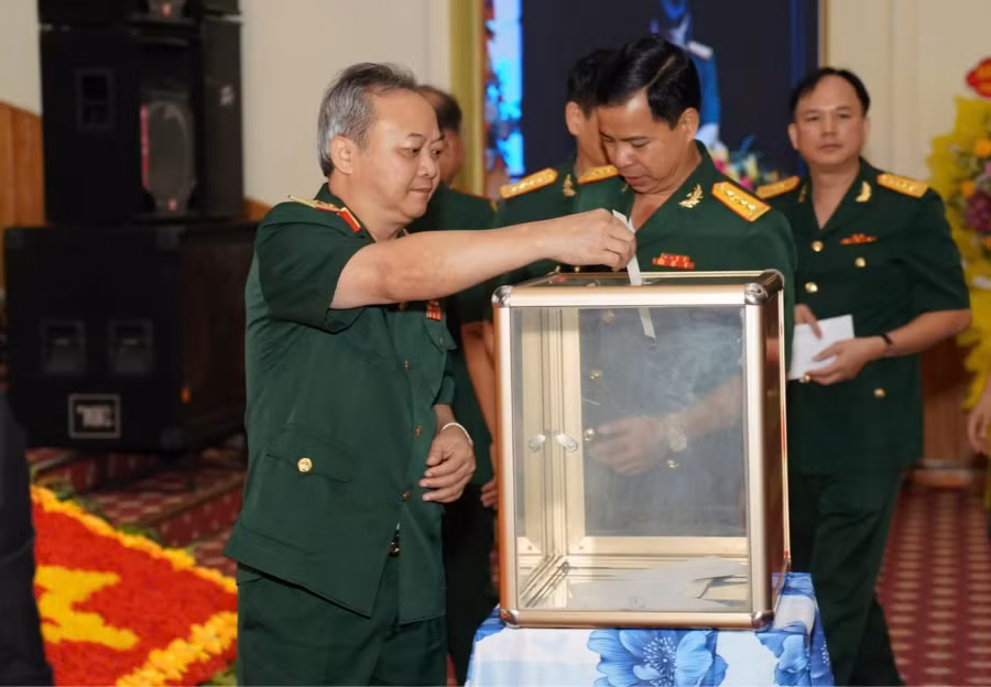 Lãnh đạo Binh đoàn 15 ủng hộ đồng bào các tỉnh miền Bắc bị thiệt hại do ảnh hưởng bão số 3. Ảnh: Vĩnh Hoàng