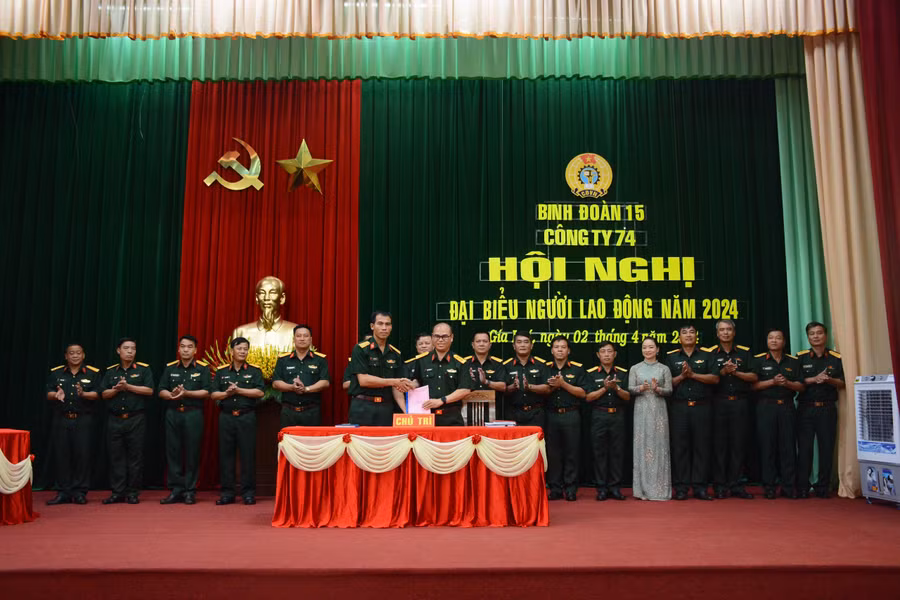 Ký thỏa ước người lao động. Ảnh: Vĩnh Hoàng
