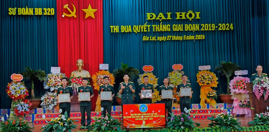 Chính ủy Sư đoàn 320 tặng giấy khen cho 6 tập thể có thành tích xuất sắc. Ảnh: Vĩnh Hoàng