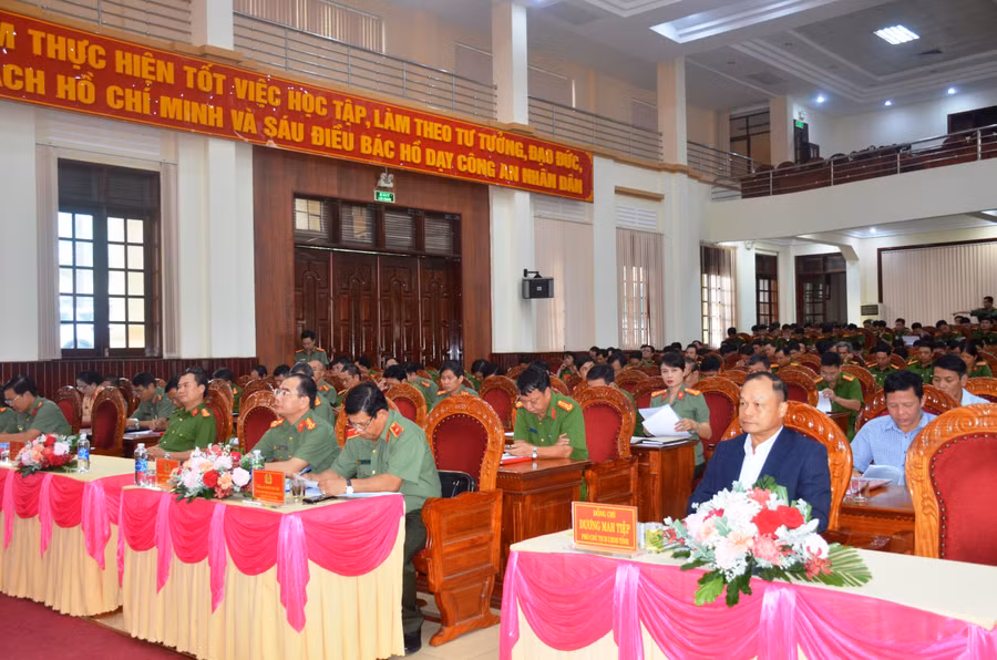 Các đồng chí lãnh đạo dự hội nghị. Ảnh: Vĩnh Hoàng