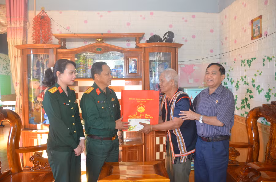Đại tá Lê Kim giàu tặng quà cho ông Kpuih Hét. Ảnh: Vĩnh Hoàng Đại tá Lê Kim giàu tặng quà cho ông Kpuih Hét. Ảnh: Vĩnh Hoàng