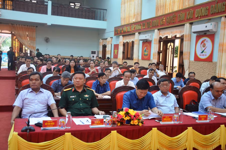 Các đồng chí lãnh đạo tỉnh dự hội nghị. Ảnh: Vĩnh Hoàng