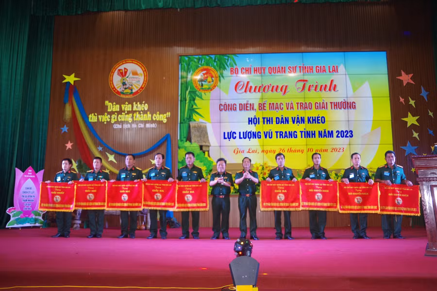 Ban tổ chức trao giải cho các đội thi đạt thành tích cao. Ảnh: Vĩnh Hoàng