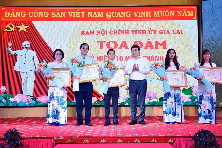 Chủ tịch UBND tỉnh Trương Hải Long trao bằng khen cho các cá nhân có thành tích xuất sắc. Ảnh: Đức Thụy