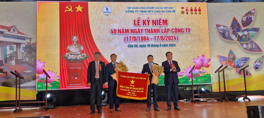 Lãnh đạo Công ty đón nhận bức trướng của Tập đoàn Công nghiệp Cao su Việt Nam. Ảnh: Vĩnh Hoàng