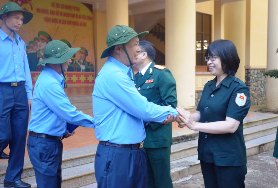 Các đồng chí lãnh đạo bắt tay tiễn đoàn K52 lên đường làm nhiệm vụ. Ảnh: Vĩnh Hoàng