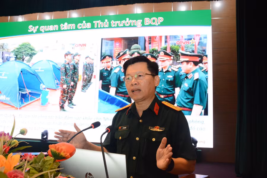 Đại tá, Phó Giáo sư, Tiến sĩ Lê Văn Đông phổ biến các kiến thức phòng-chống say nắng, say nóng. Ảnh: Vĩnh Hoàng
