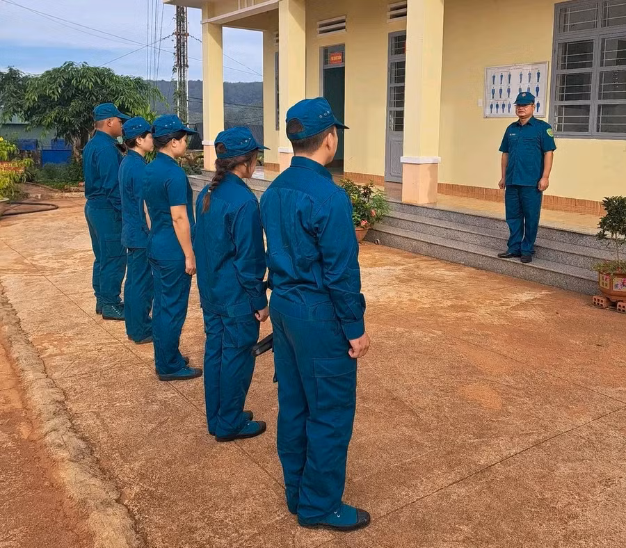 Anh Hoàng Văn Hưng đang quán triệt nhiệm vụ cho lực lượng dân quân thường trực. Ảnh: Vĩnh Hoàng