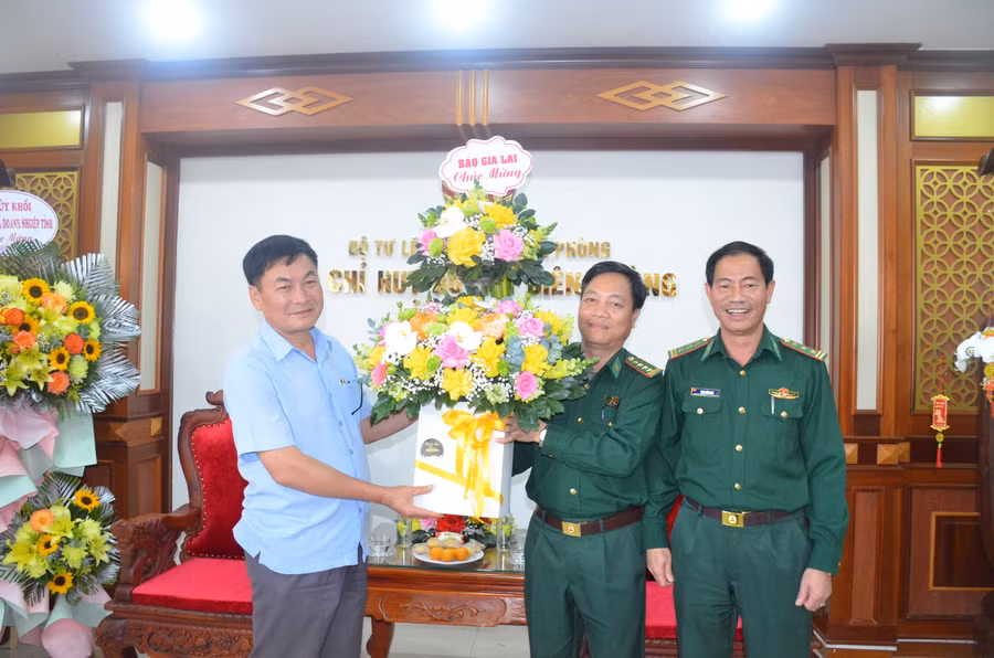 Ông Huỳnh Kiên-Tổng Biên tập Báo Gia Lai tặng hoa chúc mừng lực lượng Bộ đội Biên phòng. Ảnh: Vĩnh Hoàng