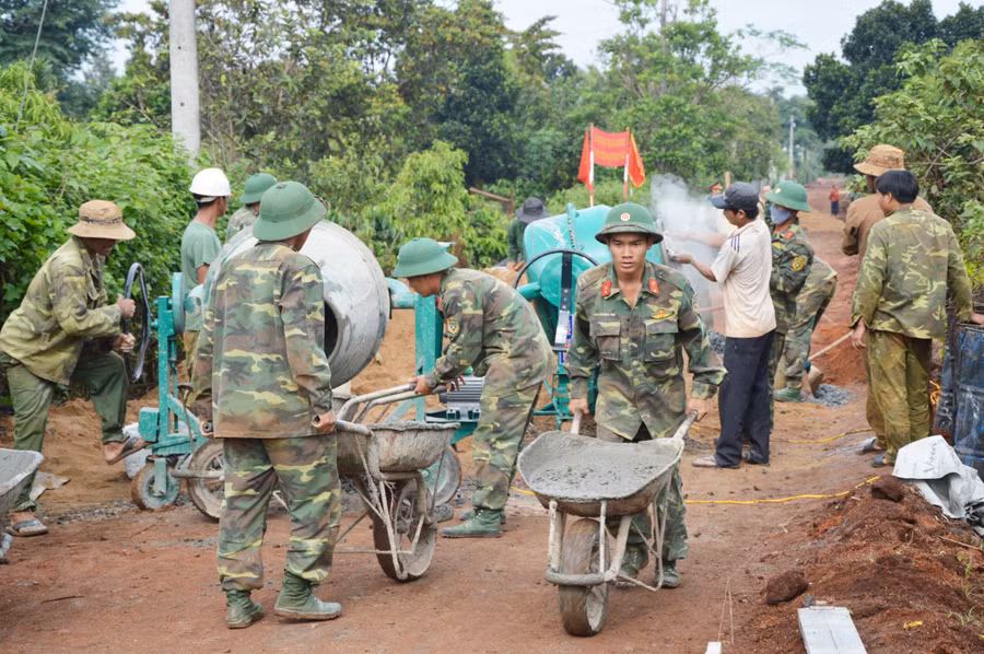 Cán bộ chiến sĩ Sư đoàn 320 giúp người dân xã Tân Sơn, TP. Pleiku xây dựng nông thôn mới. Ảnh: Vĩnh Hoàng Cán bộ chiến sĩ Sư đoàn 320 giúp người dân xã Tân Sơn, TP. Pleiku xây dựng nông thôn mới. Ảnh: Vĩnh Hoàng