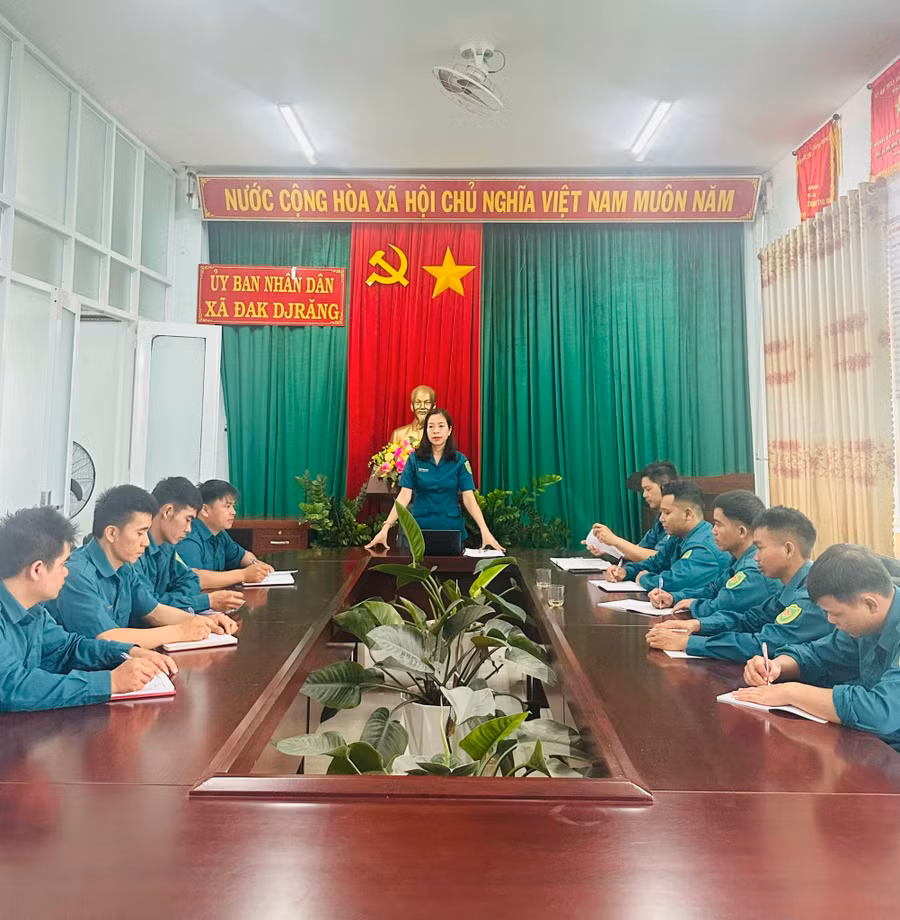 Buổi sinh hoạt Chi bộ Quân sự xã Đak Djrăng. Ảnh: Vĩnh Hoàng