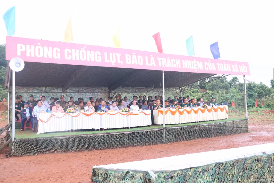 Thành viên Ban Chỉ đạo diễn tập tỉnh theo dõi diễn tập thực binh. Ảnh: Quang Tấn