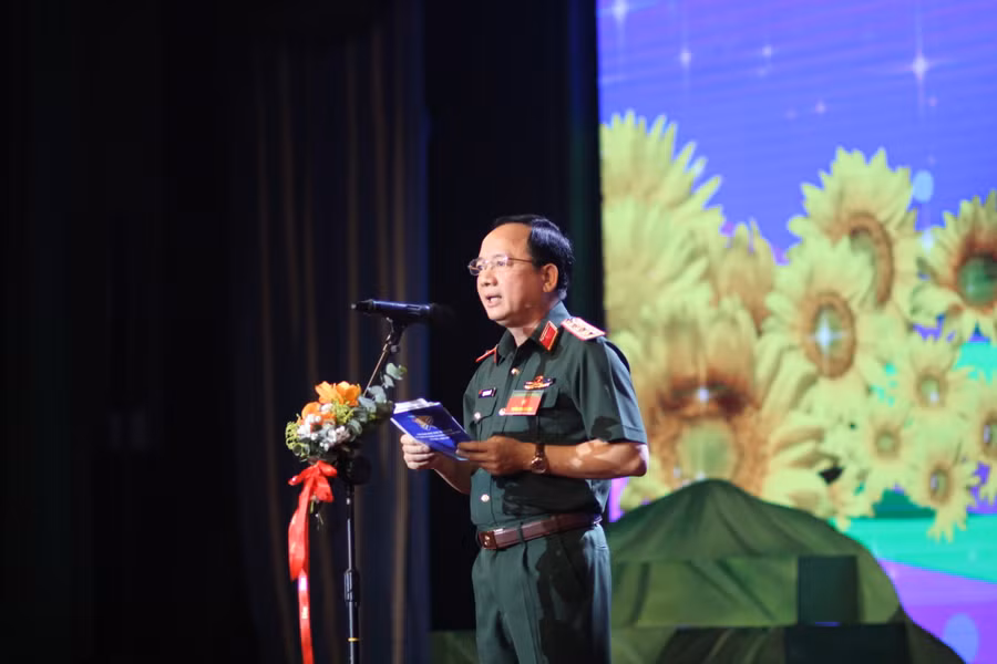Thượng tướng Trịnh Văn Quyết phát biểu khai mạc liên hoan. Ảnh: Vĩnh Hoàng Thượng tướng Trịnh Văn Quyết phát biểu khai mạc liên hoan. Ảnh: Vĩnh Hoàng