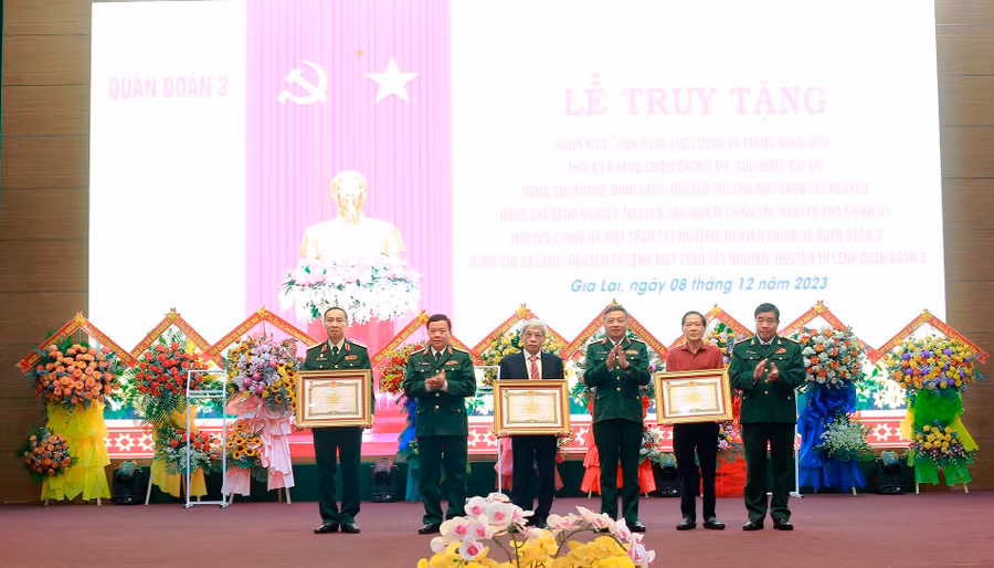 Thừa ủy quyền của Chủ tịch nước, lãnh đạo Tổng cục Chính trị và Quân đoàn 3 trao danh hiệu cho gia đình, thân nhân của các Thượng tướng. Ảnh: Vĩnh Hoàng