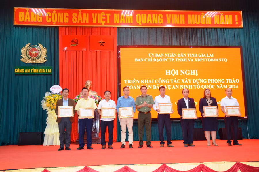 Trao bằng khen của Bộ trưởng Bộ Công an cho các tập thể. Ảnh: VĨNH HOÀNG