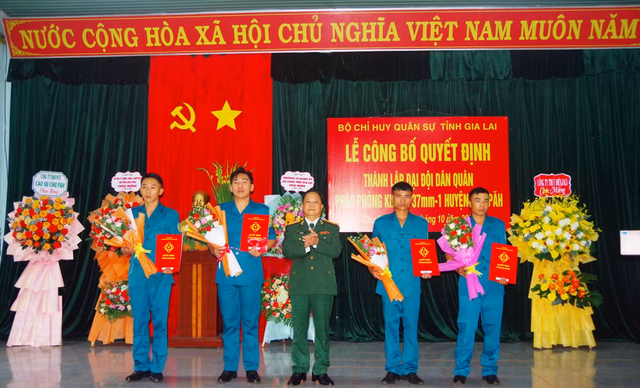 Đại tá Lê Kim Giàu trao các quyết định thành lập Đại đội và tổ chức, biên chế. Ảnh: Vĩnh Hoàng