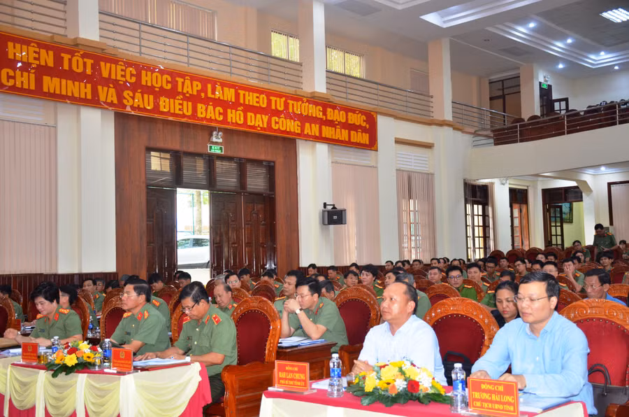 Các đồng chí lãnh đạo tỉnh tham dự hội nghị. Ảnh: Vĩnh Hoàng Các đồng chí lãnh đạo tỉnh tham dự hội nghị. Ảnh: Vĩnh Hoàng