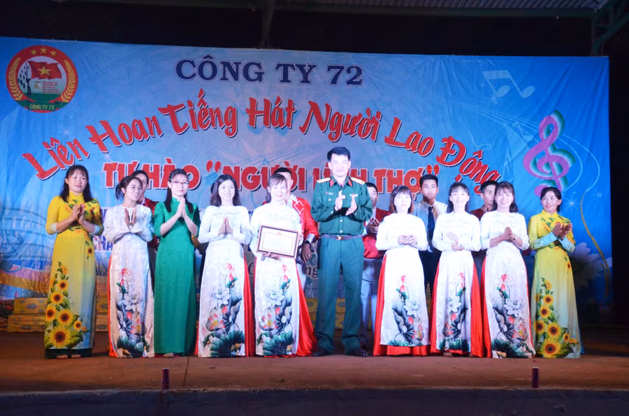 Lãnh đạo Công ty 72 trao giấy khen đơn vị đạt giải xuất sắc cho Đội sản xuất số 5. Ảnh: VĨNH HOÀNG