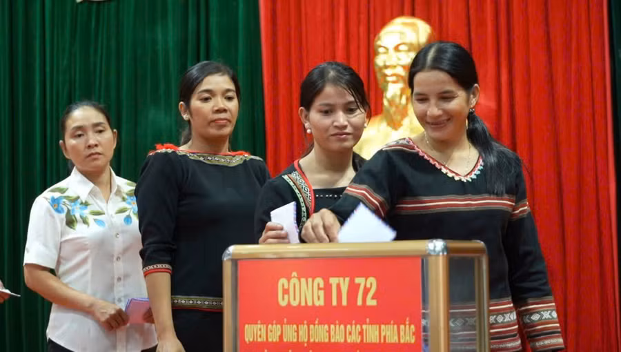 Công nhân người đồng bào dân tộc thiểu số tham gia ủng hộ đồng bào bị thiên tai. Ảnh: Vĩnh Hoàng