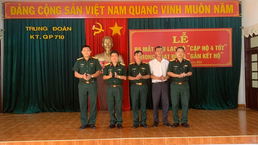 Ban Chủ nhiệm câu lạc bộ "Cặp hộ 4 tốt" ra mắt. Ảnh: Vĩnh Hoàng Ban Chủ nhiệm câu lạc bộ "Cặp hộ 4 tốt" ra mắt. Ảnh: Vĩnh Hoàng