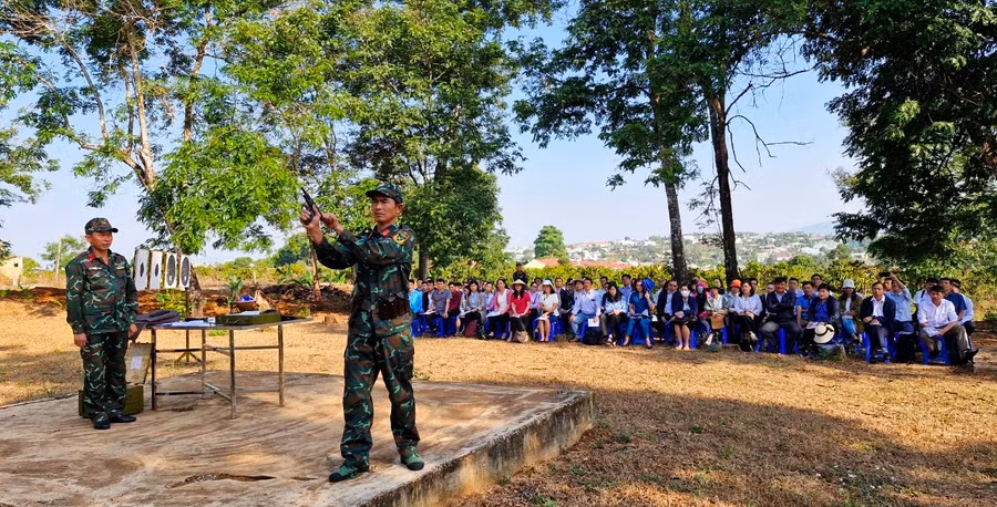 Các học viên được giới thiệu tính năng, cấu tạo của súng K45. Ảnh: Vĩnh Hoàng Các học viên được giới thiệu tính năng, cấu tạo của súng K45. Ảnh: Vĩnh Hoàng