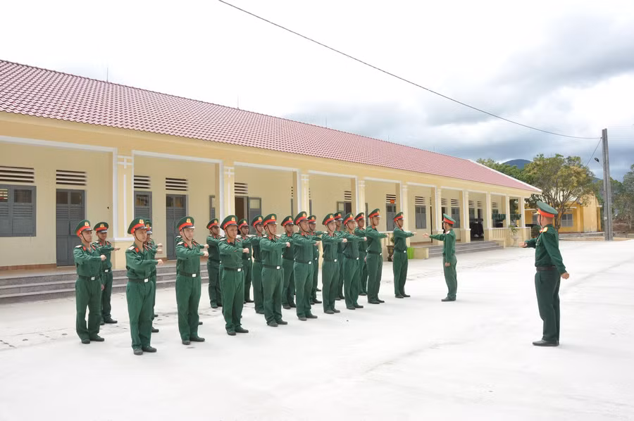 Các chiến sĩ mới ở Lữ đoàn Công binh 7 huấn luyện đội hình, đội ngũ. Ảnh: Vĩnh Hoàng