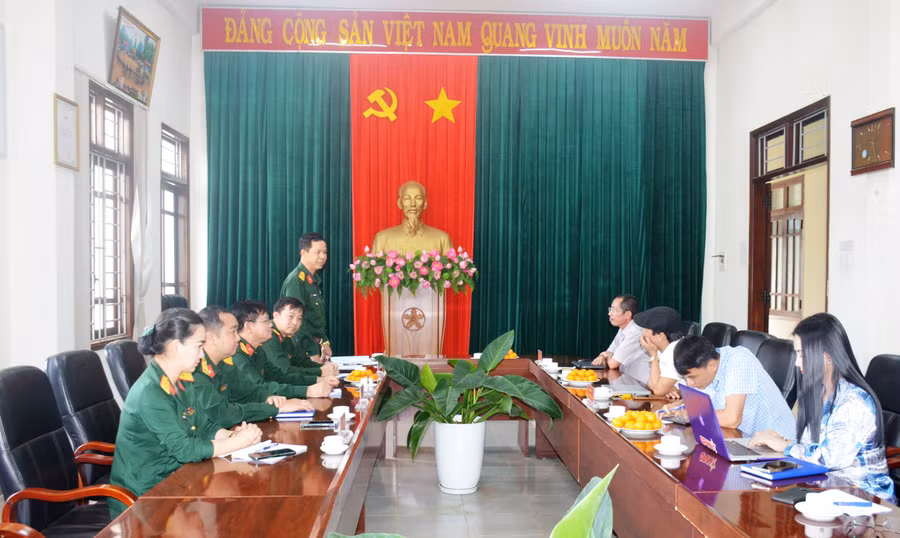 Đại tá Khuất Bá Cao-Bí thư Đảng ủy, Phó Tư lệnh Binh đoàn 15 trao đổi thông tin đến đoàn công tác. Ảnh: Vĩnh Hoàng