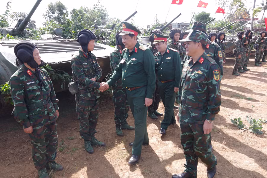 Thượng tướng Huỳnh Chiến Thắng-Ủy viên Ban Chấp hành Trung ương Đảng, Phó tổng Tham mưu Quân đội nhân dân Việt Nam thăm và động viên cán bộ, chiến sĩ Sư đoàn 320. Ảnh: Vĩnh Hoàng Thượng tướng Huỳnh Chiến Thắng-Ủy viên Ban Chấp hành Trung ương Đảng, Phó tổng Tham mưu Quân đội nhân dân Việt Nam thăm và động viên cán bộ, chiến sĩ Sư đoàn 320. Ảnh: Vĩnh Hoàng