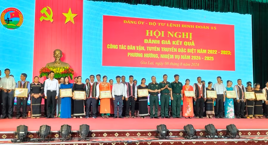 Binh đoàn 15 tặng bằng khen cho 24 cặp hộ gắn kết tiêu biểu. Ảnh: Vĩnh Hoàng