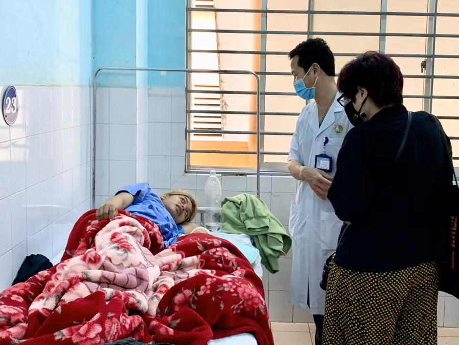Đoàn khảo sát thực tế tại Khoa Sản (Bệnh viện Đa khoa tỉnh). Ảnh: Như Nguyện