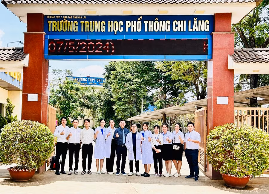 Tiến sĩ Nguyễn Hồ Hải (cà vạt xanh) cùng các y, bác sĩ Bệnh viện Mắt Quốc tế Sài Gòn-Gia Lai chụp ảnh lưu niệm trước khi triển khai Chương trình Khám tầm soát và kiểm soát cận thị học đường tại Trường THPT Chi Lăng. Ảnh: Huy Hào