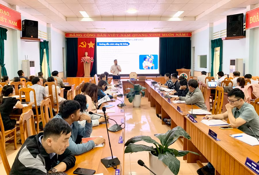 Học viên các cơ sở y tế công, tư trên địa bàn tỉnh Gia Lai được bồi dưỡng nghiệp vụ đấu thầu qua mạng. Ảnh: Như Nguyện Học viên các cơ sở y tế công, tư trên địa bàn tỉnh Gia Lai được bồi dưỡng nghiệp vụ đấu thầu qua mạng. Ảnh: Như Nguyện