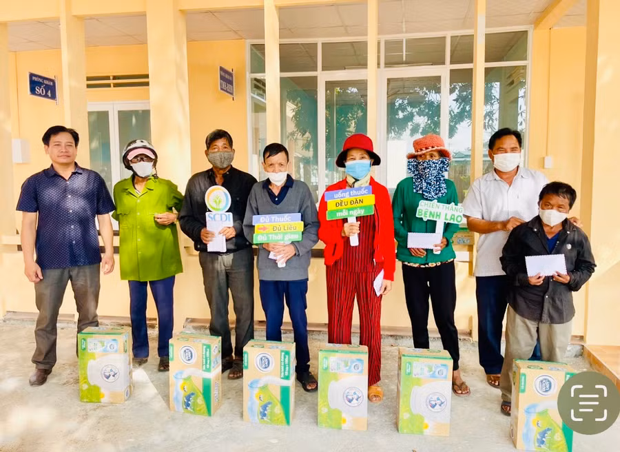 Trung tâm Hỗ trợ sáng kiến phát triển cộng đồng (SCDI) thăm tặng quà cho các bệnh nhân lao. Ảnh: SCDI cung cấp Trung tâm Hỗ trợ sáng kiến phát triển cộng đồng (SCDI) thăm tặng quà cho các bệnh nhân lao. Ảnh: SCDI cung cấp