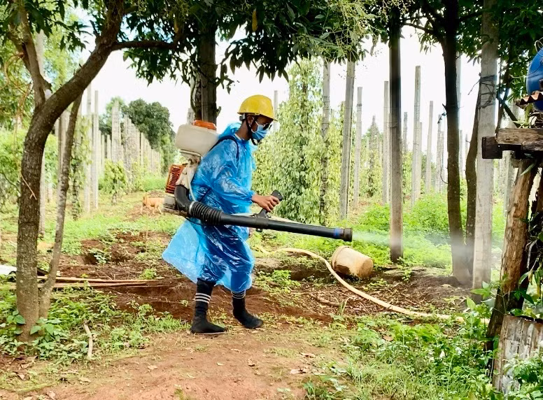 Nhân viên y tế phun hóa chất diệt muỗi tại một ổ dịch. Ảnh: Như Nguyện