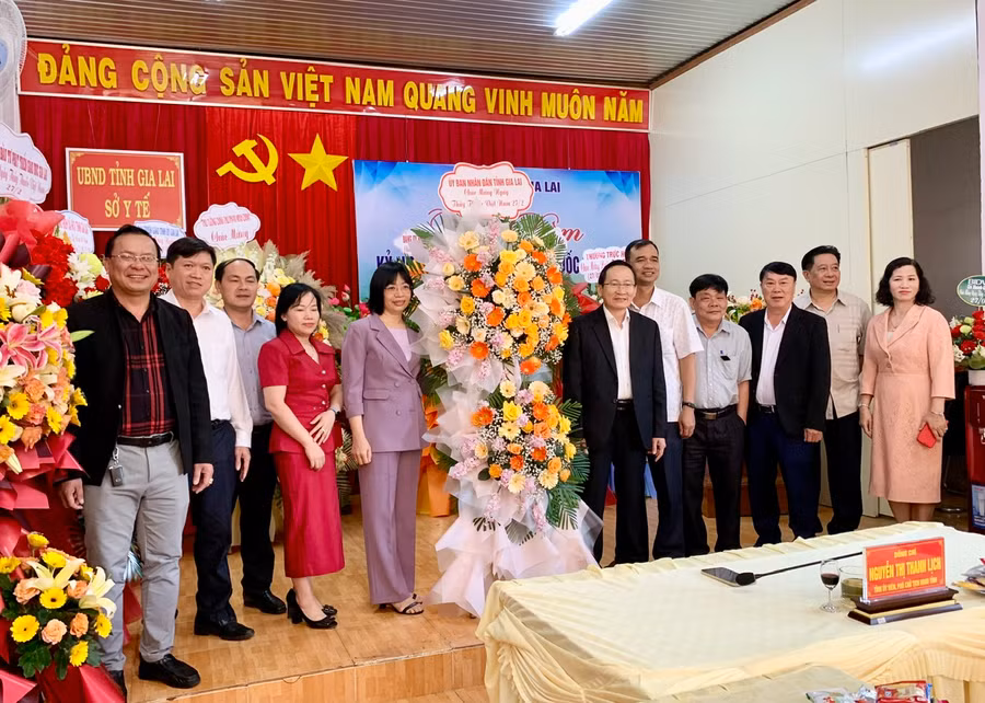 Phó Chủ tịch UBND tỉnh Nguyễn Thị Thanh Lịch tặng lẵng hoa của UBND tỉnh chúc mừng tập thể cán bộ, y bác sĩ, nhân viên ngành Y tế. Ảnh: Như Nguyện
