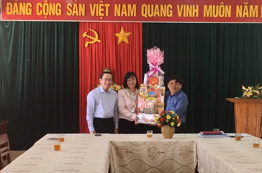 Phó Chủ tịch UBND tỉnh Nguyễn Thị Thanh Lịch tặng quà cán bộ, viên chức, người lao động Trung tâm Kiểm soát bệnh tật tỉnh. Ảnh: Như Nguyện Phó Chủ tịch UBND tỉnh Nguyễn Thị Thanh Lịch tặng quà cán bộ, viên chức, người lao động Trung tâm Kiểm soát bệnh tật tỉnh. Ảnh: Như Nguyện