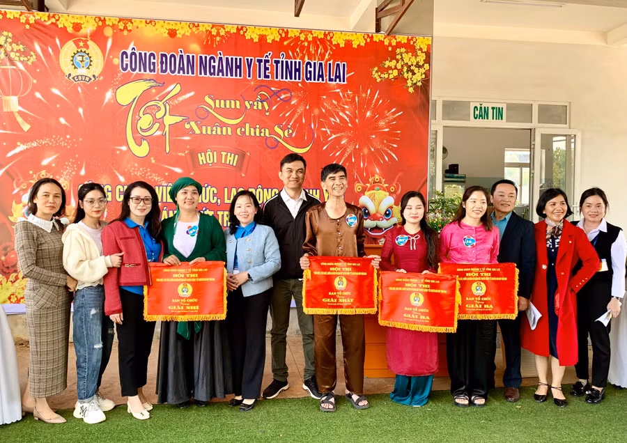 Ban tổ chức trao giải cho các đội nhất, nhì, ba và chụp ảnh lưu niệm với các đội thi. Ảnh: Như Nguyện Ban tổ chức trao giải cho các đội nhất, nhì, ba và chụp ảnh lưu niệm với các đội thi. Ảnh: Như Nguyện