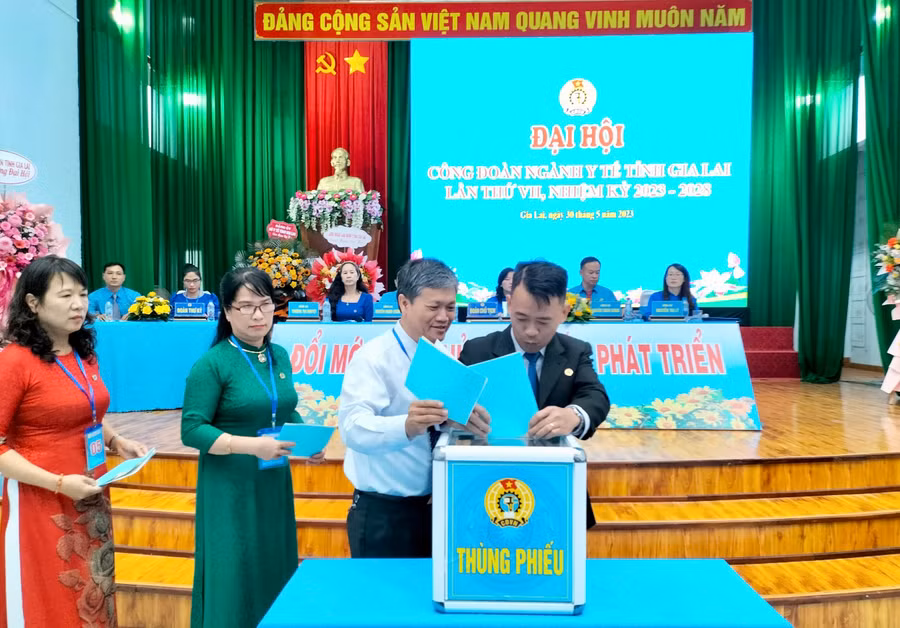 Các đại biểu bỏ phiếu bầu Ban chấp hành Công đoàn ngành Y tế Gia Lai khóa VII. Ảnh: Như Nguyện