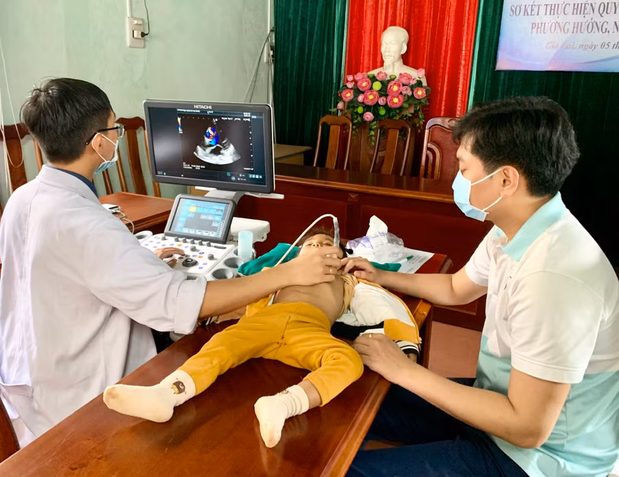 Bác sĩ Bệnh viện Hoàn Mỹ Đà Nẵng khám sàng lọc bệnh tim bẩm sinh cho trẻ. Ảnh: Như Nguyện