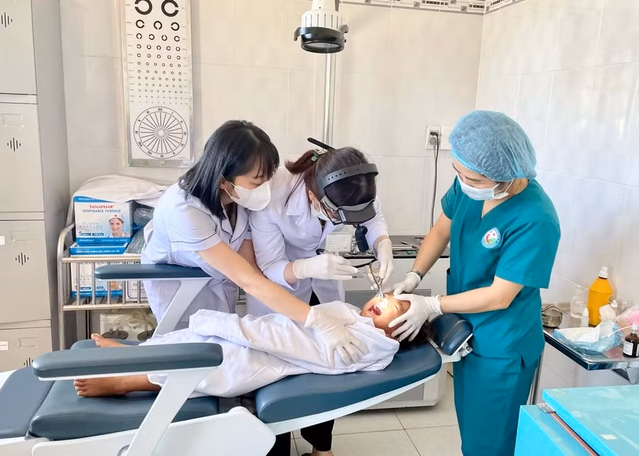 Y, bác sĩ thực hiện gắp dị vật trong mũi cho bé gái 4 tuổi sáng 15-2. Ảnh: Bệnh viện cung cấp