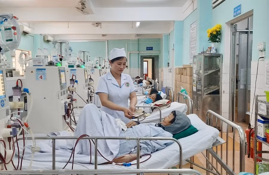 Thành viên Tổ công tác xã hội (Bệnh viện Đa khoa tỉnh) trao quà cho bệnh nhân chạy thận tại Phòng Thận nhân tạo (Khoa Hồi sức tích cực chống độc, Bệnh viện Đa khoa tỉnh). Ảnh: Như Nguyện