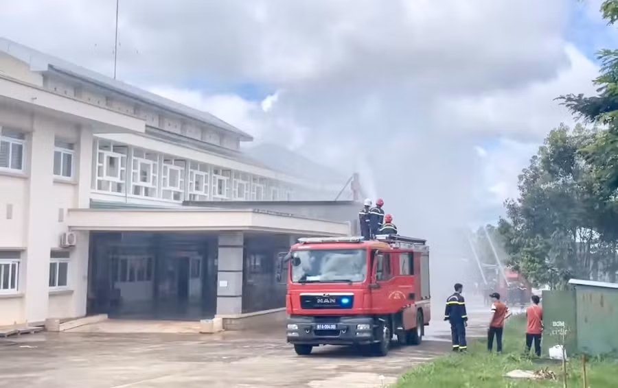 Lực lượng Cảnh sát PCCC và CNCH triển khai chữa cháy tại buổi diễn tập. Ảnh: Như Nguyện Lực lượng Cảnh sát PCCC và CNCH triển khai chữa cháy tại buổi diễn tập. Ảnh: Như Nguyện