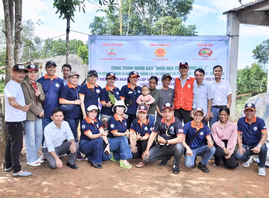 Các thành viên Câu lạc bộ thiện nguyện Ngôi nhà yêu thương chụp ảnh lưu niệm tại lễ khởi công. Ảnh: Như Nguyện