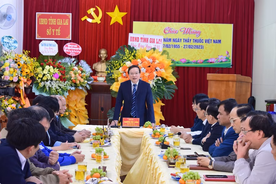 Chủ tịch UBND tỉnh Trương Hải Long tri ân những nỗ lực, cố gắng không mệt mỏi của đội ngũ nhân viên ngành Y tế Gia Lai. Ảnh Như Nguyện Chủ tịch UBND tỉnh Trương Hải Long tri ân những nỗ lực, cố gắng không mệt mỏi của đội ngũ nhân viên ngành Y tế Gia Lai. Ảnh Như Nguyện